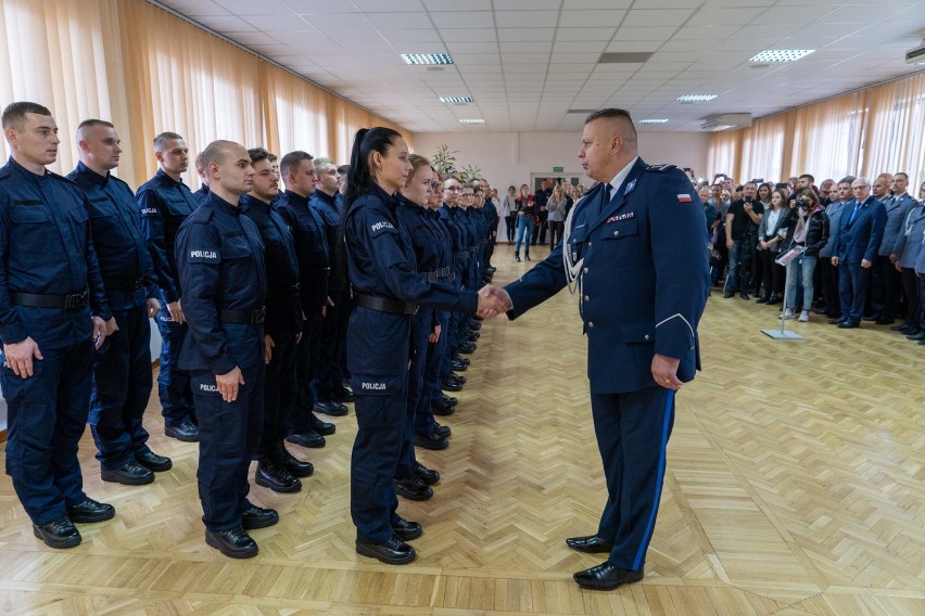 Uroczyste ślubowanie przyjętych do służby Kujawsko-Pomorskich policjantów [zdjęcia].