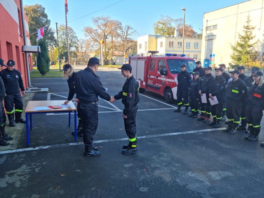 Nowy Tomyśl: Nowi strażacy Ochotniczej Straży Pożarnej z uprawnieniami strażaka - ratownika 