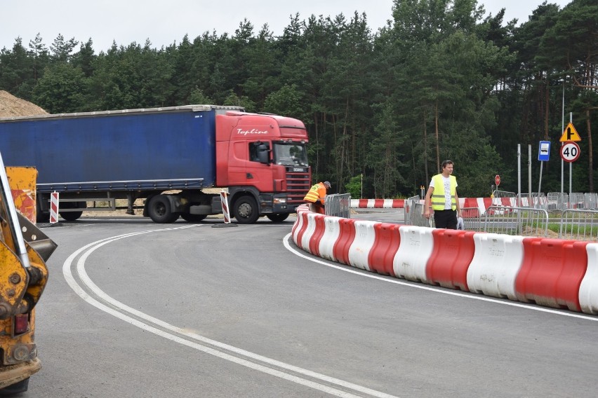 - W Kaczym Dołku, na długości około 200 metrów, występują...