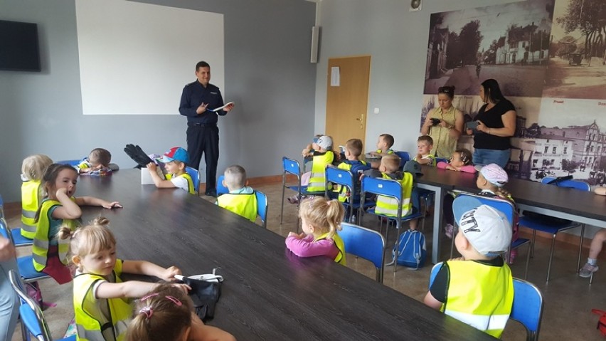 Pruszcz Gdański: Dzieci z przedszkola odwiedziły policjantów. Najbardziej spodobał się radiowóz i megafon [ZDJĘCIA]