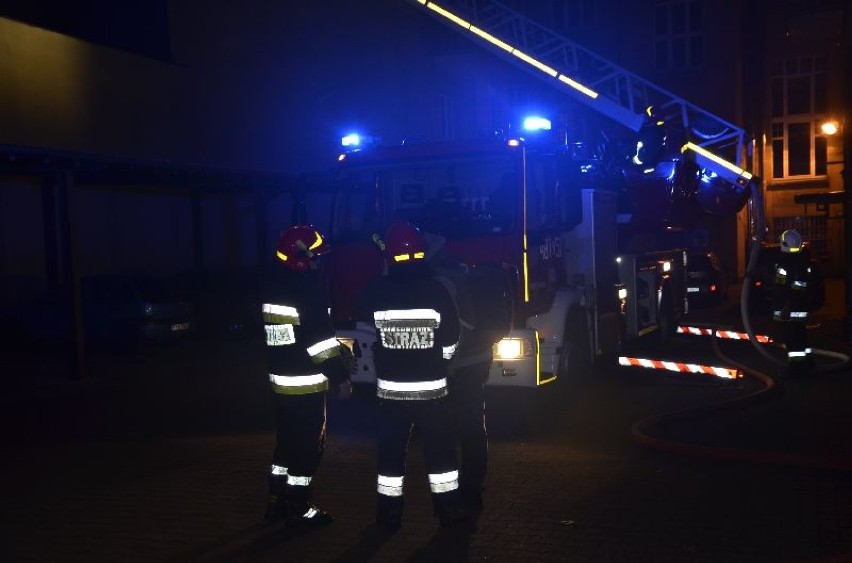 Pabianice. Pożar w szkole tańca w centrum Pabianic. Dzieci uciekały z budynku. Pracowita doba strażaków ZDJĘCIA