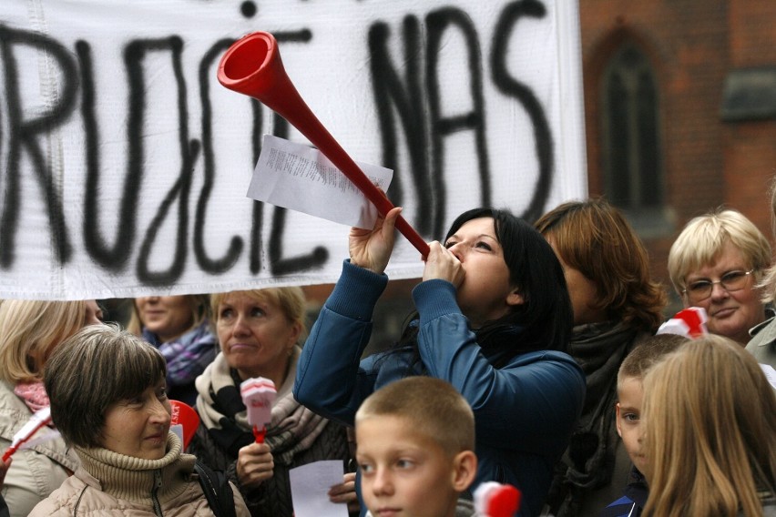 Pracownicy Miejskiego Ośrodka Pomocy Społecznej protestowali przed UM w Legnicy