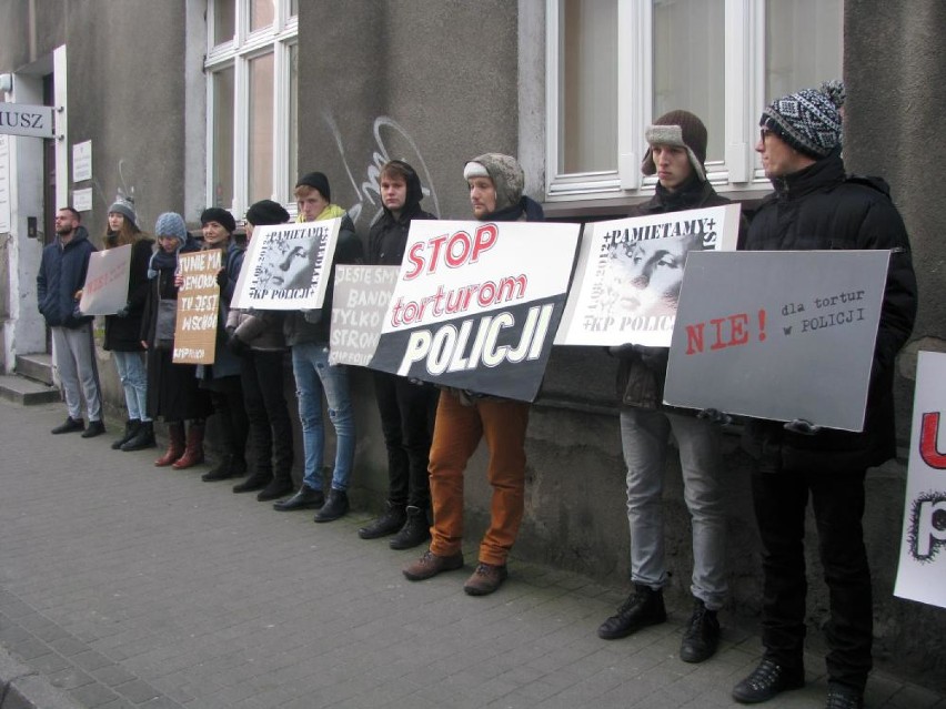 Ostrowski sąd skazał policjantów, którzy znęcali się nad zatrzymanymi [FOTO]