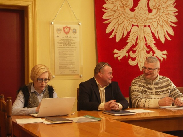 Burmistrz Dariusz Dębicki (w środku) może być pewny, że wynagrodzenia nie obniży mu ani rząd, ani tym bardziej Rada Miejska Sulmierzycach