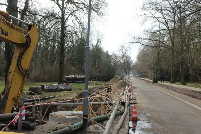 Budują rurociąg wzdłuż ul. Chrobrego w Świnoujściu. Są utrudnienia drogowe [ZDJĘCIA]