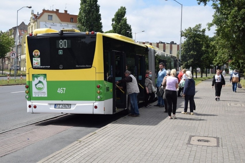 Pamiętajmy, że w autobusach podróżujemy z maseczką na ustach...