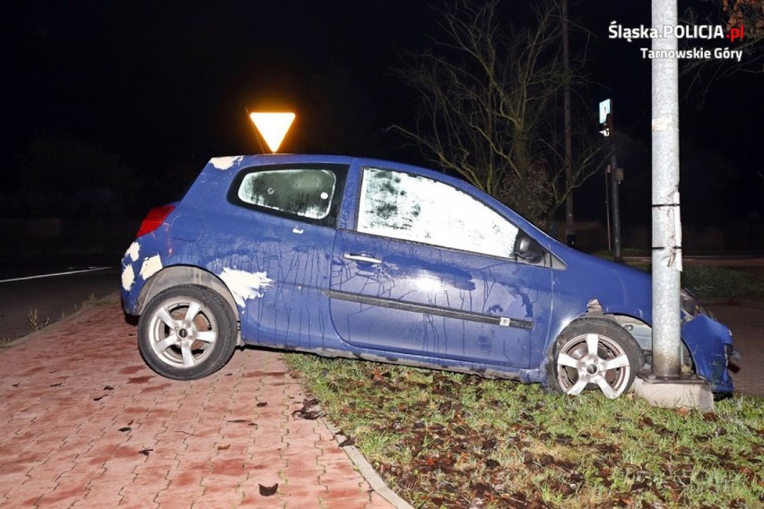 Wypadek w Tarnowskich Górach. 20-latek wjechał w słup, był pijany