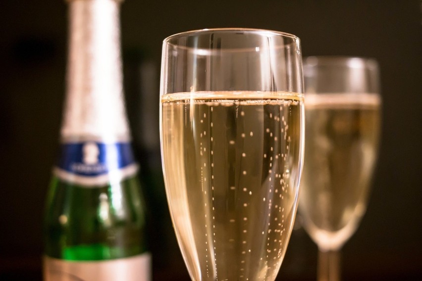 Kieliszek szampana zawiera około 80 do 90 kalorii – może się...