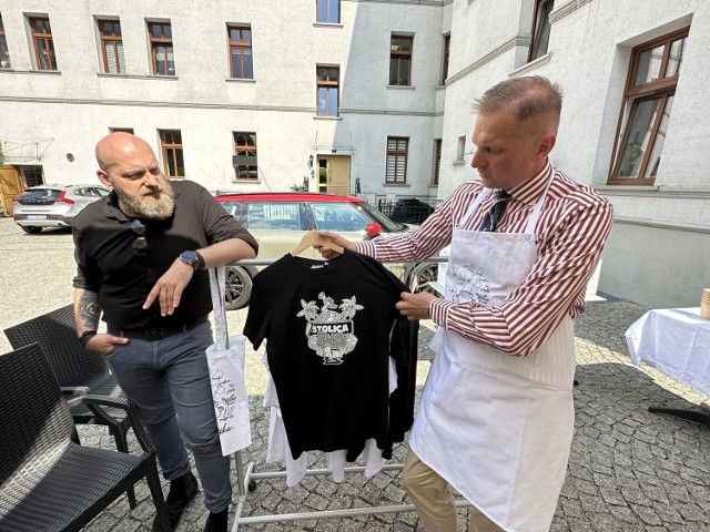Kubki, koszulki, fartuchy i torby lniane - to wszystko elementy nowej akcji promocyjnej "Przepis na Sosnowiec". 

Zobacz kolejne zdjęcia. Przesuwaj zdjęcia w prawo - naciśnij strzałkę lub przycisk NASTĘPNE