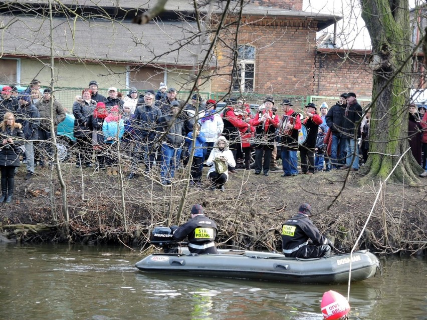 25 minut w zimnej rzece dla Jakuba. Tak pomagają w Stargardzie [wideo]