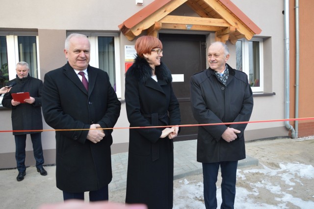 Uroczyste otwarcie nowej siedziby OPS w Szczańcu z udziałem minister i wojewody.