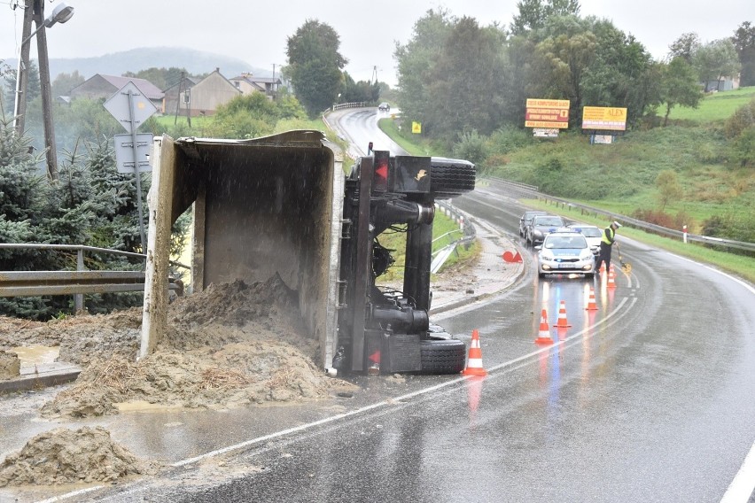 Wypadek w Łużnej - ciągnik siodłowy wjechał do rowu