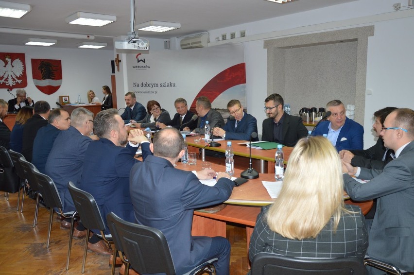 Pierwsza sesja Rady Gminy w Wieruszowie. Radni złożyli ślubowanie. Burmistrz przedstawił swojego zastępcę[FOTO]