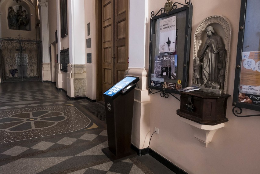 Elektroniczna taca w kościele św. Anny w Warszawie. "Ofiaromat" pozwala wpłacać datki bezgotówkowo