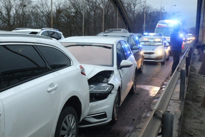 Karambol na Mostach Jagiellońskich we Wrocławiu. Zderzyły się 4 samochody [ZDJĘCIA]