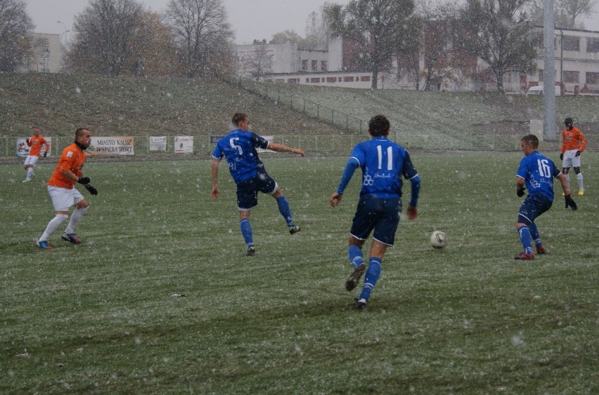 II liga: W śnieżnym meczu Calisia Kalisz przegrała z MKS Kluczbork 0:2. ZDJĘCIA