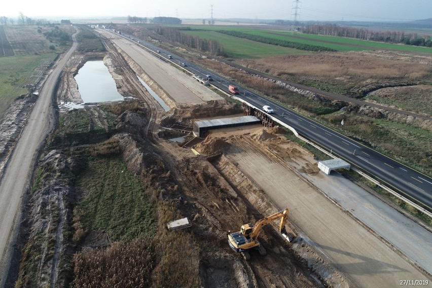 Budowa autostrady A1 Radomsko - Kamieńsk. Jak postępują prace? [ZDJĘCIA LOTNICZE]