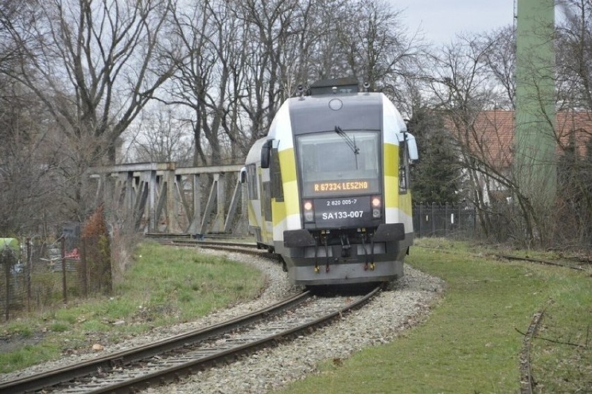 Radny sejmiku zwraca uwagę na pociągi. Kolejarze pasażerów na trasie Leszno-Głogów dowożą autobusami