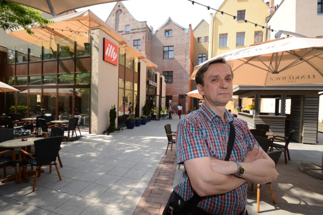 Jeden z jurorów, architekt Marek Ryczek w wyróżnionej  Cafe Rynek