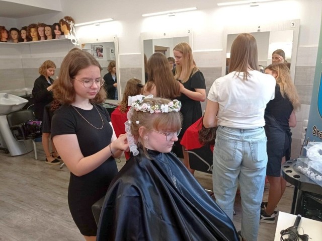 Konkurs fryzjerski w Zespole Szkół numer 2 imienia "Grota" w Jędrzejowie. Uczennice tworzyły fryzury komunijne.