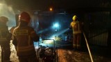 Duże straty po pożarze garażu w Dąbrowie Tarnowskiej. Z ogniem walczyły trzy zastępy straży pożarnej z PSP Dąbrowa Tarnowska i OSP Szarwark