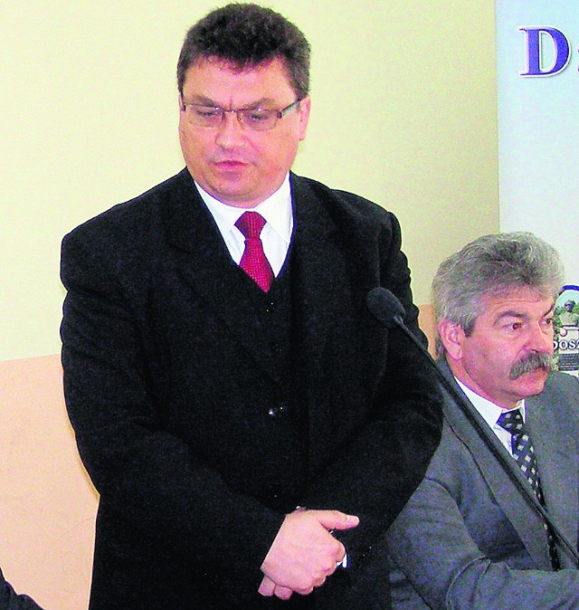 Wiesław Krajewski (z lewej) rządził powiatem 4 lata. W środę na stanowisku zmienił go jego niedawny zastępca