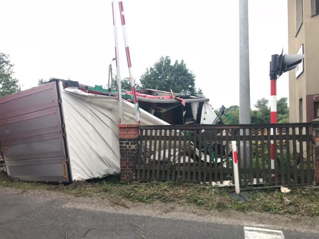 Do zdarzenia doszło w nocy 19 czerwca, na przejeździe kolejowym między Połupinem a Krosnem Odrzańskim. W przyczepę jadącego w stronę Krosna Odrzańskiego samochodu ciężarowego, uderzyła lokomotywa jadącego w stronę Gubina pociągu towarowego przewożącego gaz.

Do zdarzenia doszło około godz. 2.00 w nocy w Połupinie. Kierowca ciężarówki jechał w kierunku Krosna Odrzańskiego. Wjechał na przejazd kolejowy. – Szlabany były podniesione – mówi asp. szt. Justyna Kulka, rzeczniczka policji w Krośnie Odrzańskim. 

Kiedy ciężarówka zjeżdżała pociąg przewożący gaz uderzył w jej naczepę. 

W wyniku zderzenia na szczęście nikt nie odniósł obrażeń, obaj kierujący trzeźwi. Nie doszło do również rozszczelnienia cysterny i wycieku gazu.

Dojazd do Krosna Odrzańskiego możliwy jest drogą z kierunku Gubina. Utrudnienia mogą potrwać do godz. 12.00

Zobacz też: Spowodował kolizję, uciekał kradzionym samochodem. Został zatrzymany
