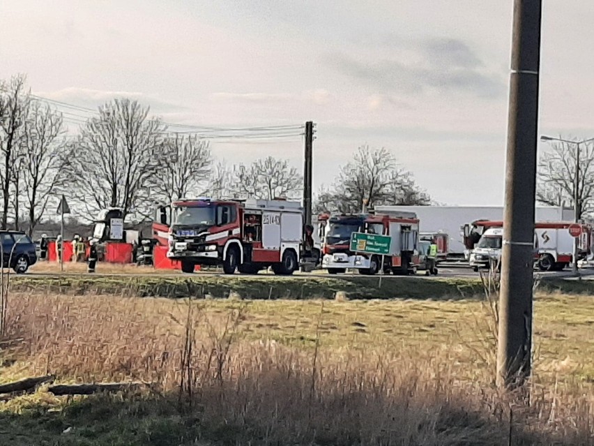 Koszmarny wypadek na obwodnicy. Osobówka zderzyła się z tirem. Dwie osoby nie żyją [FOTO]