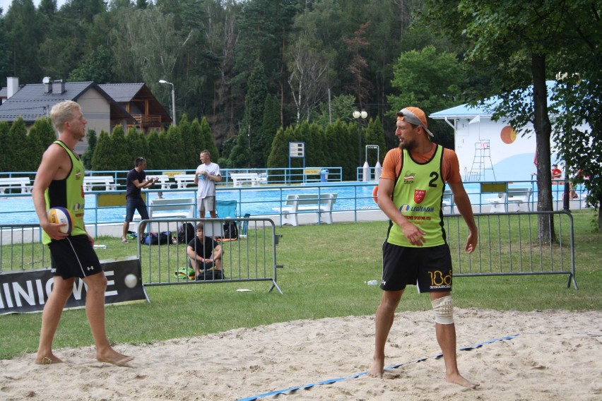 Mistrzostwa w siatkówce plażowej na kąpielisku w Oborze