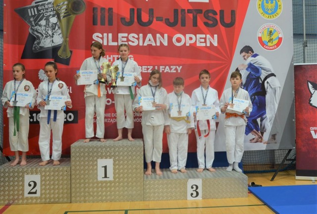 Ogromny sukces odnieśli młodzi sportowcy z Bukowna i Klucz na turnieju Silesian Jujitsu Open w Katowicach. W silnej konkurencji zawodnicy Uczniowskiego Klubu "Samuraj" zdobyli aż 16 medali