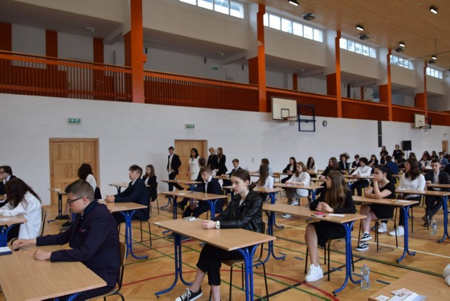 W Szkole Podstawowej nr 4 egzamin z matematyki pisało 126 uczniów w sali gimnastycznej.