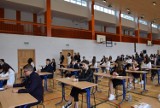 Egzamin ósmoklasisty z matematyki w Szkole Podstawowej numer 4 imienia Jarosława Iwaszkiewicza w Sandomierzu. Zobaczcie zdjęcia