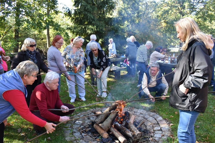 Seniorzy odpoczywają przy ognisku