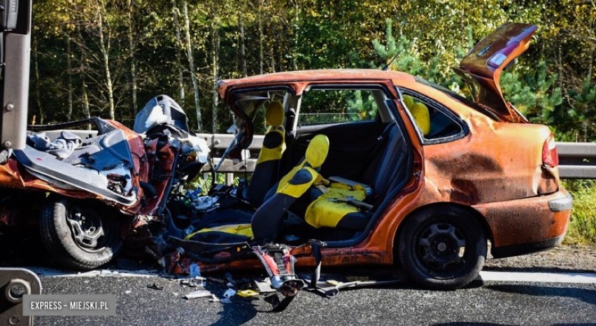 Groźny wypadek na trasie Wrocław-Kłodzko. Kobieta jechała z dziećmi. Doszło do czołówki z ciężarówką