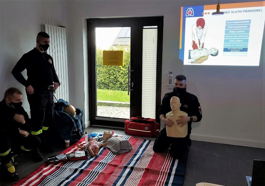 Strażacy z Tuchomia uczyli udzielania pierwszej pomocy rodziców i terapeutów z Fundacji Platynowa Drużyna w Borzytuchomiu