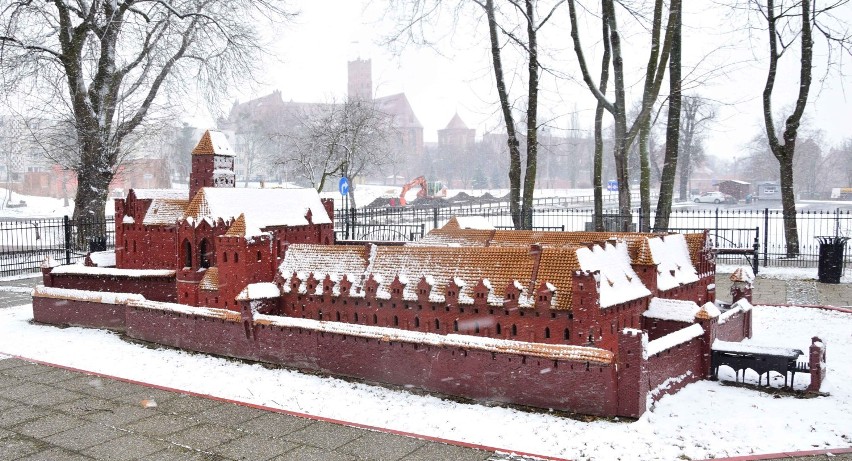 Minizamek przy ul. Piłsudskiego w Malborku zostanie rozebrany. Tymczasem pojawiła się makieta Starego Miasta [ZDJĘCIA]