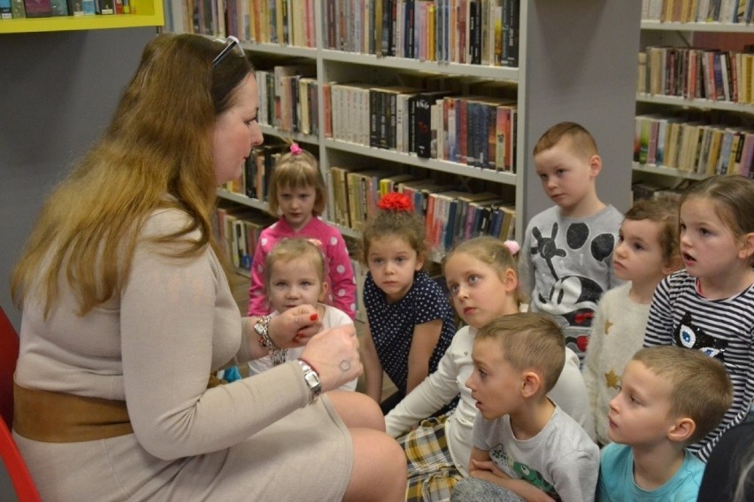 Biblioteka w Wielgiem zorganizowała spotkanie dla dzieci z „zerówek” z okazji Dnia Kota. Gościem specjalnym była kotka syberyjska [zdjęcia]