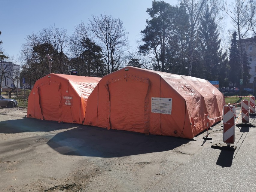 Namioty do triażowania przed szpitalem we Włocławku zmieniły lokalizację