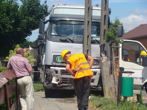 Wypadek w Tomaszowie: Na Brzustówce zderzyło się seicento z ciężarówką