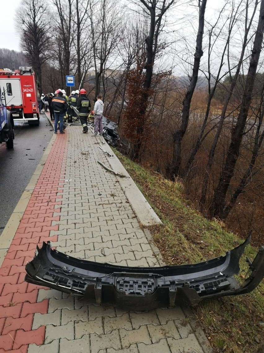 Rytro. Wypadek na DK 87. Ford mustang wypadł z drogi i spadł ze skarpy [ZDJĘCIA]