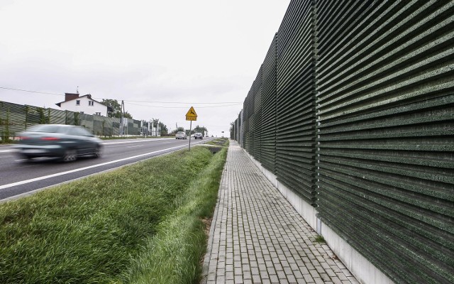 Ekrany dźwiękochłonne pojawią się przy kilku drogach krajowych w Śląskiem w latach 2024-2025 

Zobacz kolejne zdjęcia/plansze. Przesuwaj zdjęcia w prawo naciśnij strzałkę lub przycisk NASTĘPNE
