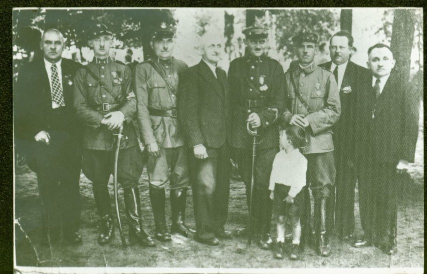 Od lewej stoją: Stanisław Skrzypczak (szewc), Czesław...
