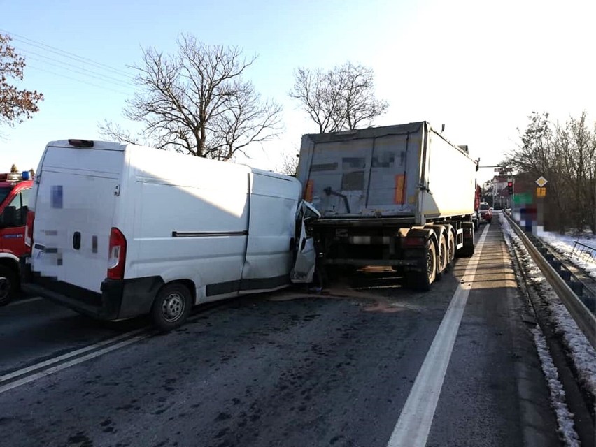 Kolizja w Topoli Królewskiej. Bus wjechał w ciężarówkę