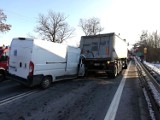 Kolizja w Topoli Królewskiej. Bus wjechał w ciężarówkę