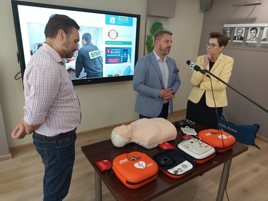 Przedsiębiorstwo Komunalne w Wieluniu kupiło trzy defibrylatory. Pracownicy przeszli szkolenie z obsługi urządzeń ratujących życie 