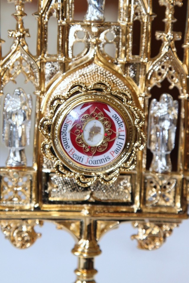 Relikwiarz z krwią Jana Pawła II