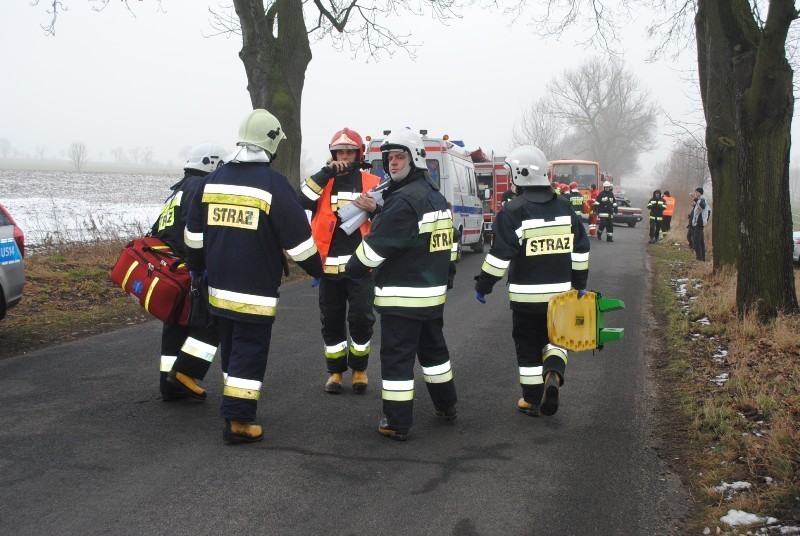 Ćwiczenia strażackie na drodze Racot - Witkówki. Scenariusz zakładał zderzenie autokaru z samochodem