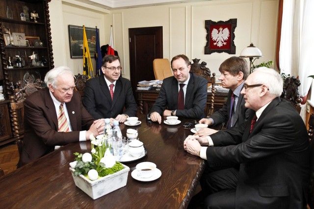 Samorządowcy podczas spotkania z marszałkiem województwa