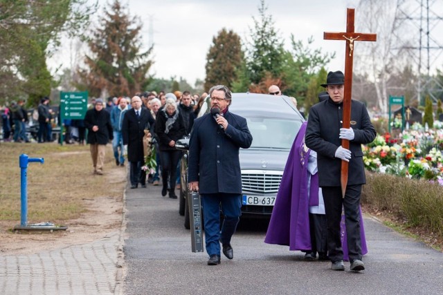 We wtorek 4 lutego 2020 roku na cmentarzu przy ulicy Wiślanej w Bydgoszczy odbył się pogrzeb Marka Szuby. 

Zmarły w wieku 72 lat Szuba był twórcą miniżużla w naszym kraju. W 1986 roku skonstruował i wykonał pierwszy motocykl, później przy swoimi domu w Zbrachlinie pod Bydgoszczą wybudował tor do miniżużla. 

W ceremonii pogrzebowej uczestniczyli m.in. zawodnicy, którzy korzystali z Jego wiedzy: Szymon Woźniak, Wiktor Przyjemski, Oskar Funtowicz, Maciej Kurzawski, Krzysztof Lewandowski i Maksymilian Pawełczak. 

Gdy urnę z prochami opuszczano do grobu, rozległ się warkot motocykli. Swoje maszyny - zgodnie z żużlowym zwyczajem - odpalili Lewandowski i Pawełczak.

ZDJĘCIA Z CEREMONII POGRZEBOWEJ MARKA SZUBY >>>>> 