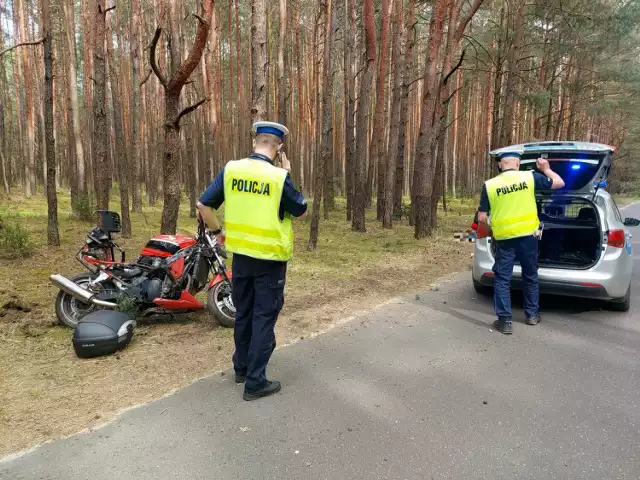 Policjanci pracowali na miejscu zdarzenia drogowego z udziałem motocyklisty w miejscowości Słok w gminie Bełchatów